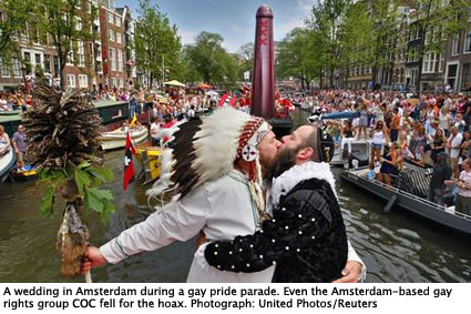 Scott Brown, dressed as a native American and Pilo Pilkes, as Henry Hudson, are married in Amsterdam